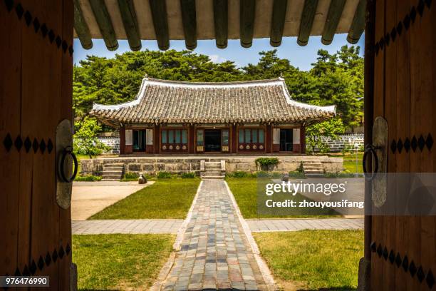 the highest educational institution during the old korean period: cheng june museum - kaesong foto e immagini stock