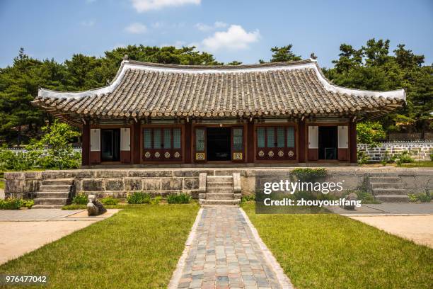 the highest educational institution during the old korean period: cheng june museum - kaesong foto e immagini stock