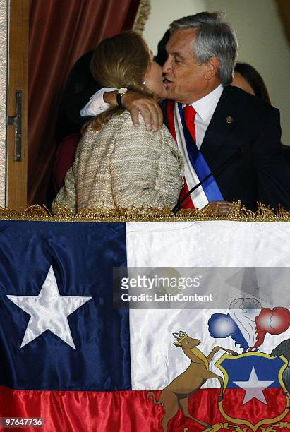 Chile's President Sebastian Pinera kisses first lady Cecilia Morel on a balcony at La Moneda presidential palace on March 11, 2010 in Santiago, Chile.