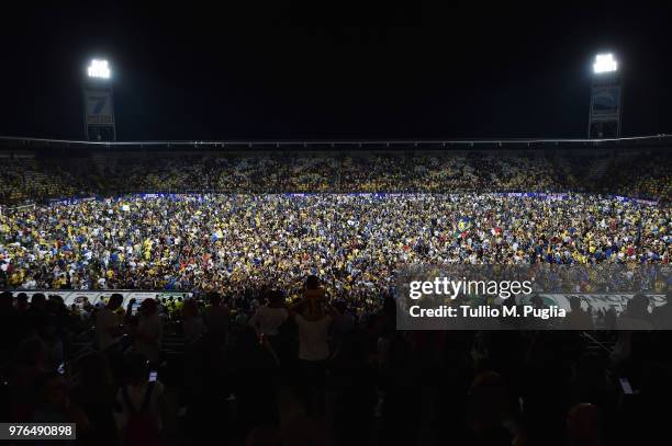 Fans of Frosinone celebrate after winning the serie B playoff match final between Frosinone Calcio v US Citta di Palermo at Stadio Benito Stirpe on...