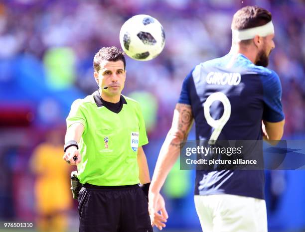 Russland, Kasan: Fußball, WM, Vorrunde, Gruppe C, 1. Spieltag: Frankreich - Australien in der Kasan-Arena. Referee Andres Cunha from Uruguay next to...