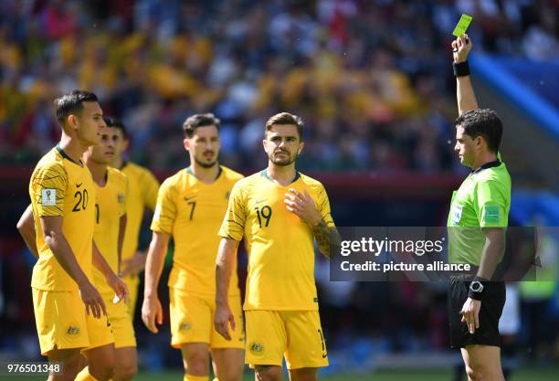 Russland, Kasan: Fußball, WM, Vorrunde, Gruppe C, 1. Spieltag: Frankreich - Australien in der Kasan-Arena. Joshua Risdon from Australia gets the...