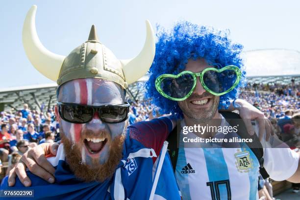 June 2018, Russia, Moscow: An Icelandic and an Argentinian fan celebrate at Zaryadye Park. Photo: Federico Gambarini/dpa