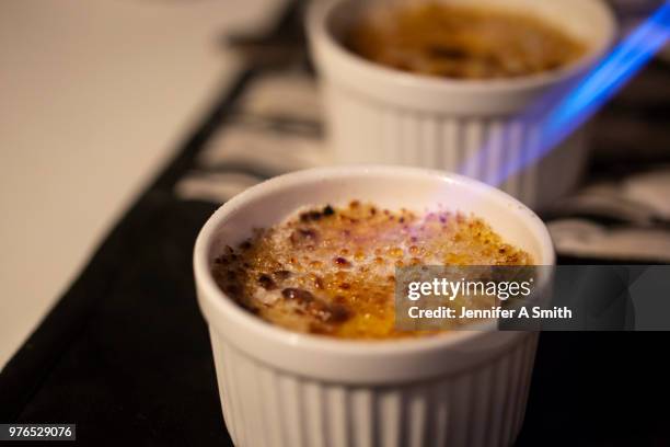 crème brûlée - creme brulee stock pictures, royalty-free photos & images