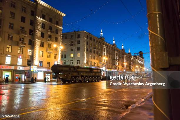 rt-2pm2 topol-m nuclear warhead strategic intercontinental space ballistic missile mobile launchers on the streets of moscow, russia - arma nuclear fotografías e imágenes de stock
