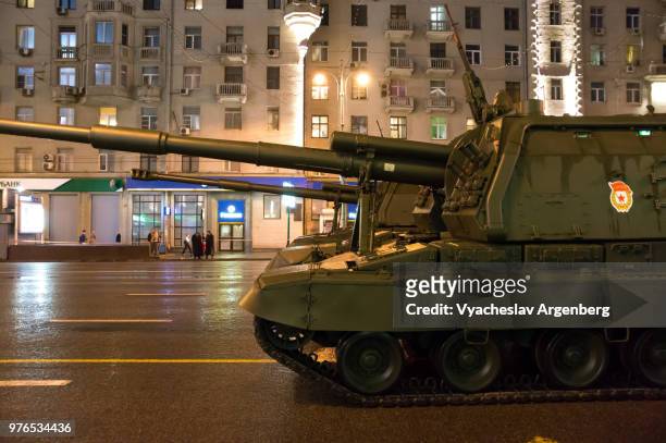 military artillery on the streets of night moscow, russia - armée rouge photos et images de collection