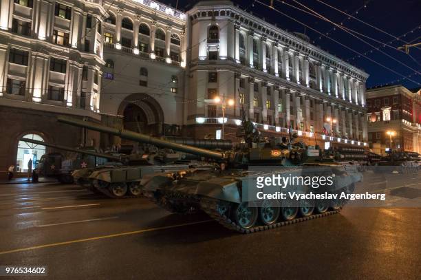 t-90 tanks, russian battle tanks on the streets of moscow, russia - armée rouge photos et images de collection