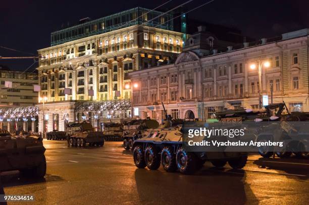 btr-80 armored personnel carriers (apcs) , russian armored transporters on the streets of moscow, russia - paradeplatz stock-fotos und bilder