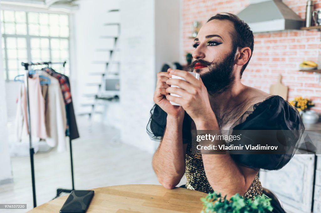 Männliche Künstler schminken und trägt ein Kleid