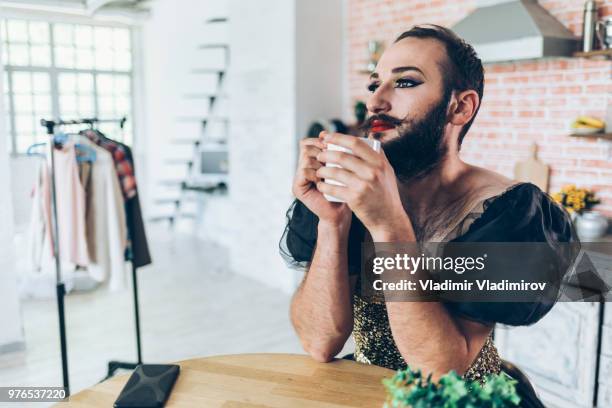 artista masculino maquillar y lleva un vestido - drag queen fotografías e imágenes de stock