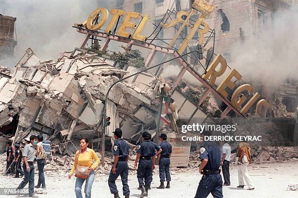 Photo taken 21 September 1985 shows the ruins of Hotel Regis, flattened in the 19 September earthquake, that struck Mexico City, killing up to 30 000...