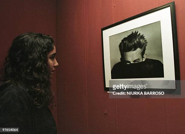 Visitor looks at a photograph of actor James Dean, taken in 1955, at an exhibit of photographer Phil Stern's work 03 December 1999. Una joven mira de...