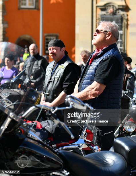 April 2018, Germany, Schwaebisch Hall: Numerous visitors and motorcyclists with their bikes standing at the Marktplatz in front of the town hall...