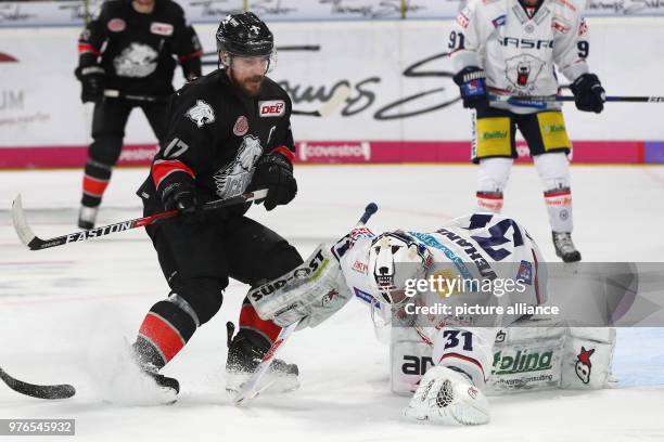 Germany, Nuremberg, Ice Hockey DEL, Nuremberg Ice Tigers bs Eisbaeren Berlin at the Arena Nuernberger Versicherung. Berlin's Petri Vehanen stops the...