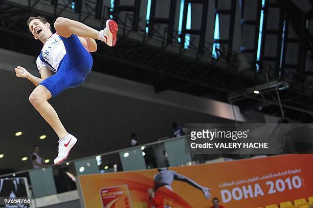 France's Renaud Lavillenie reacts after missing his third attemps in the men's pole vault qualifying round at the 2010 IAAF World Indoor Athletics...