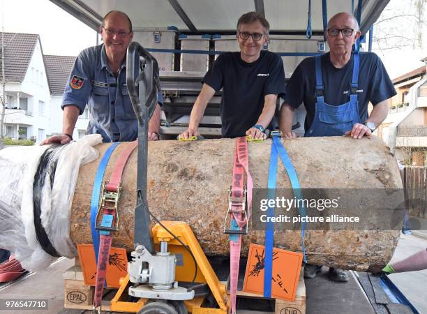 April 2018, Germany, Paderborn: Explosive ordnance disposal personnel Rainer Woitschek , Karl-Heinz Clemens and Gerd Mathee standing behind the...