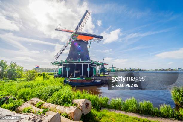 windmills at zaanse schans - estructura de edificio stock pictures, royalty-free photos & images