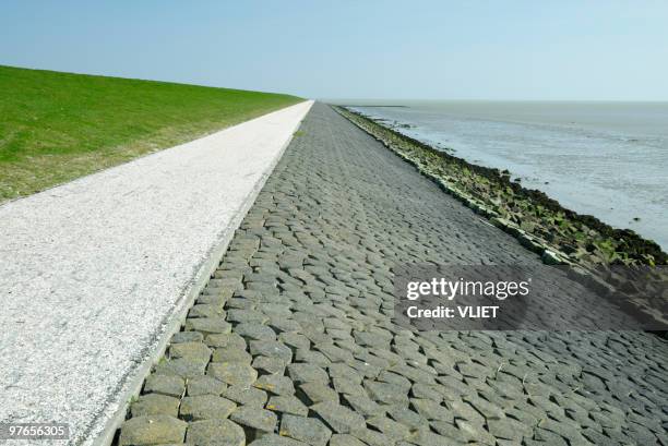 dutch dyke - polder barrage photos et images de collection