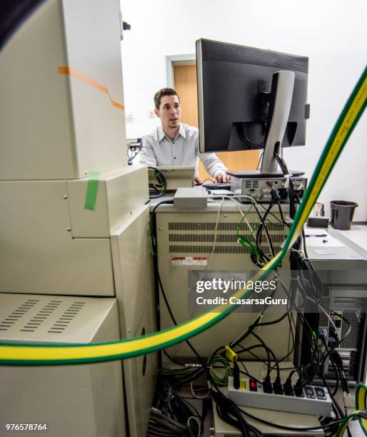 scientist using computer - computer scientist stock pictures, royalty-free photos & images