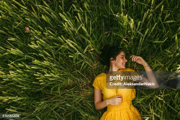 在草地上 - green dress 個照片及圖片檔