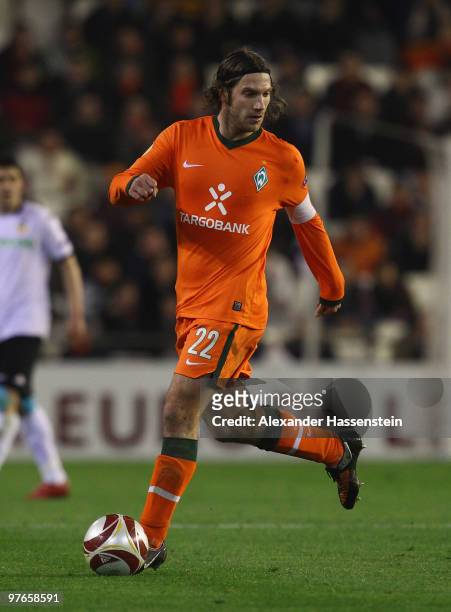 Torsten Frings of Bremen runs with the ball during the UEFA Europa League round of 16 first leg match between Valencia and SV Werder Bremen at...