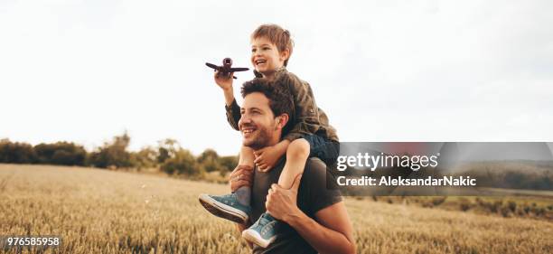 brincar com o meu pai lá fora - pai e filho brincando - fotografias e filmes do acervo