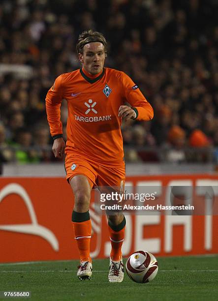 Clemens Fritz of Bremen runs with the ball during the UEFA Europa League round of 16 first leg match between Valencia and SV Werder Bremen at...
