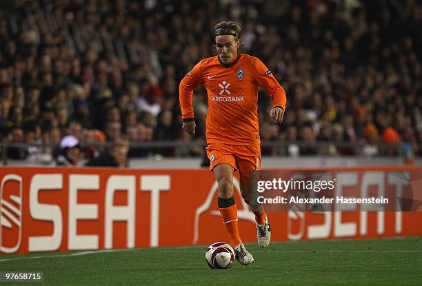 Clemens Fritz of Bremen runs with the ball during the UEFA Europa League round of 16 first leg match between Valencia and SV Werder Bremen at...