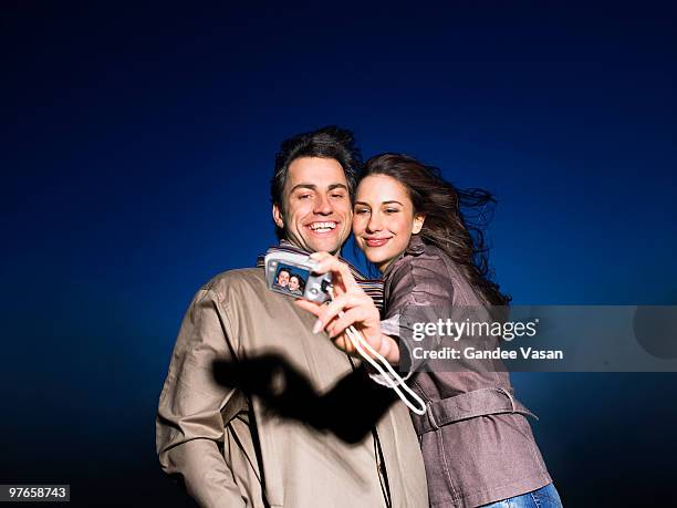 couple taking picture of themselves - gandee stockfoto's en -beelden