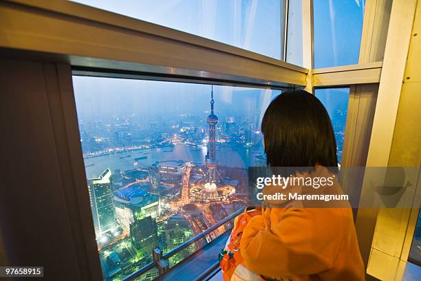 looking at the panorama from jinmao tower - vista trasera de tres cuartos fotografías e imágenes de stock