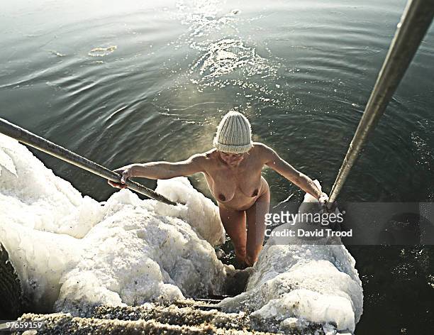 woman winter bather - david trood photos et images de collection