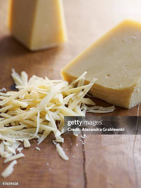 grated white cheddar cheese - rallado fotografías e imágenes de stock