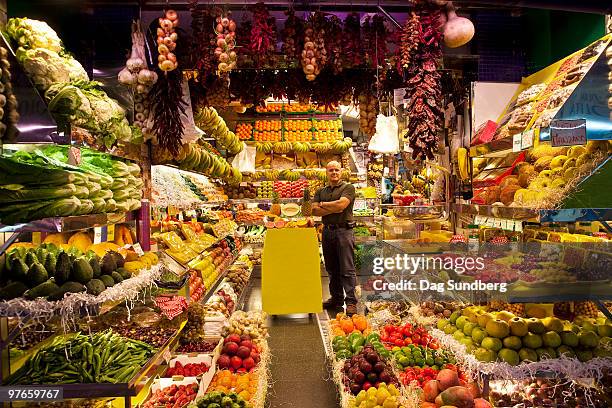 greengrocer - groenteboer stockfoto's en -beelden