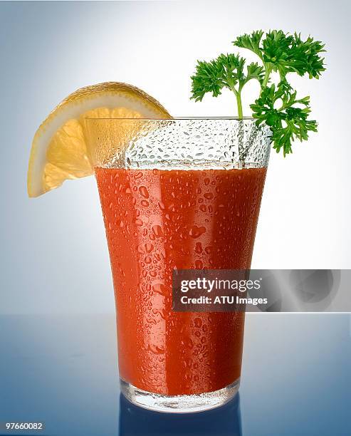 tomato juice with lemon - tomatensaft stock-fotos und bilder