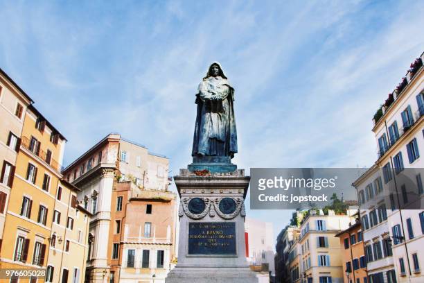 the statue of giordano bruno in rome, italy - campo de fiori stockfoto's en -beelden