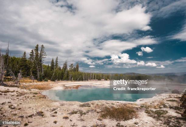 yellowstone nationalpark heiße quelle - midway geyser basin stock-fotos und bilder