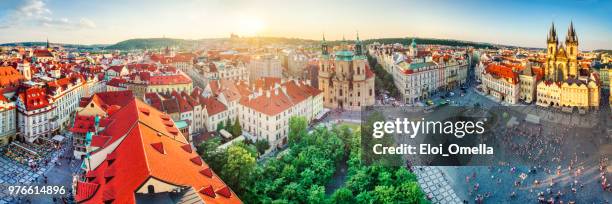 high-definition panoramisch luchtfoto van oude stadsplein in praag - týnkerk stockfoto's en -beelden