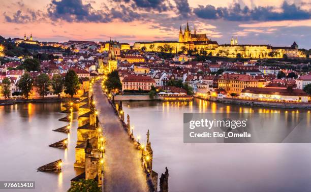 zonsondergang in praag - vltava river stockfoto's en -beelden