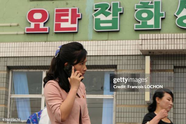 Jeune femme au téléphone à Pyongyang, en Corée du Nord, le 11 juin 2018.