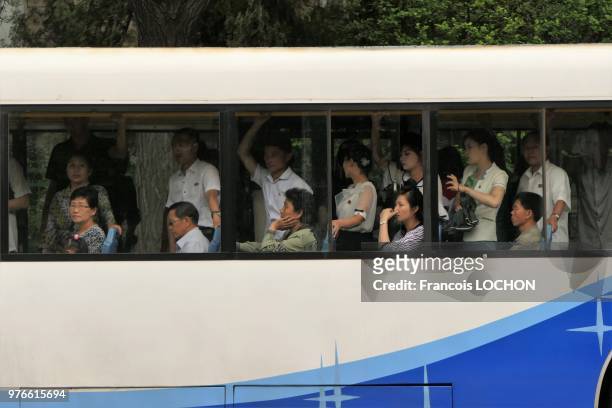 Passagers dans un bus de transport officiel à Pyongyang, en Corée du Nord, le 11 juin 2018.