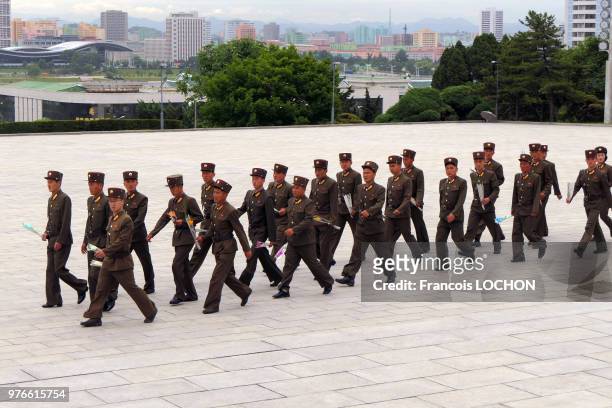 Soldats sur la place Kim Il-sung venus présenter leur respect au leader nord coréen à Pyongyang, enCorée du Nord, le 11 juin 2018.