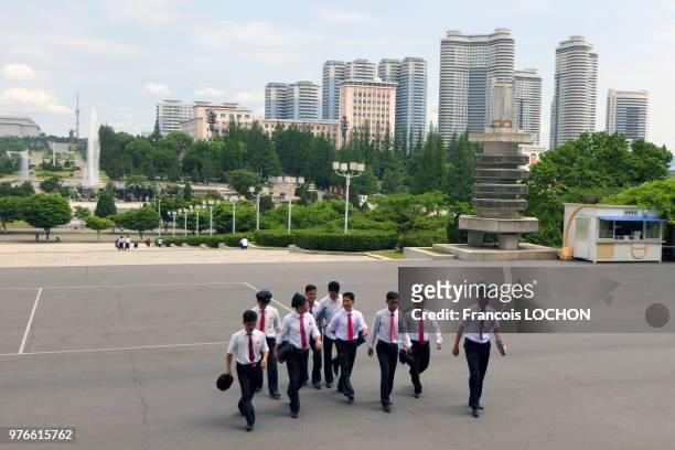 Etudiants sur la place Kim Il-sung pour présenter leur respect au leader nord coréen, 11 juin 2018, Pyongyang, Corée du Nord.