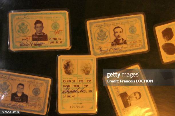 Cartes d'identités de soldats américains capturés au musée de la guerre victorieuse à Pyongyang, en Corée du Nord, le 11 juin 2018.