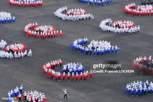 Répétitions géantes des jeux de masse qui auront lieu en septembre et célébrant le 70ème anniversaire du régime à Pyongyang, en Corée du Nord, le 12...