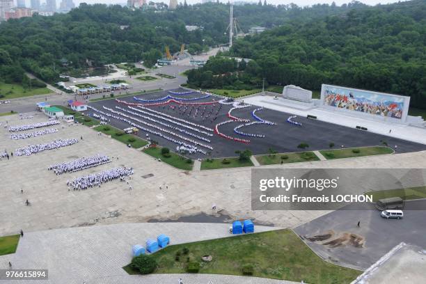 Répétitions géantes des jeux de masse qui auront lieu en septembre et célébrant le 70èmee anniversaire du régime à Pyongyang, en Corée du Nord, le 12...