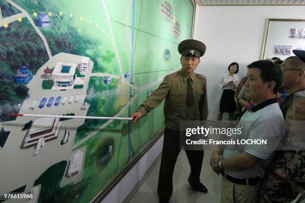 Capitaine de l'armée nord coréenne expliquant la DMZ aux touristes en Corée du Nord, le 13 juin 2018.