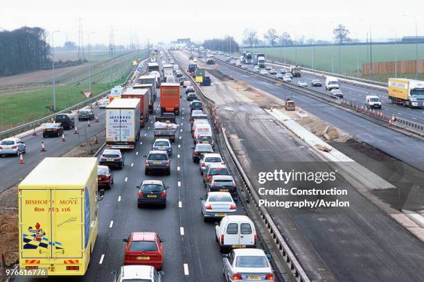 Central reservation is released again in the final traffic control stage, M1-widening J6-10.