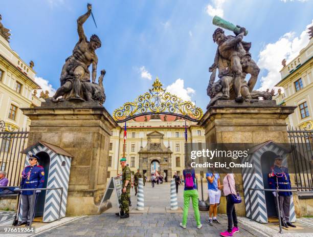 turisti nell'ingresso principale del castello di praga. repubblica ceca - prague castle foto e immagini stock