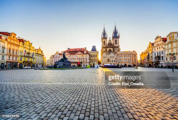 brede hoekmening van het oude stadsplein en church of our lady voor týn in praag bij zonsopgang - týnkerk stockfoto's en -beelden