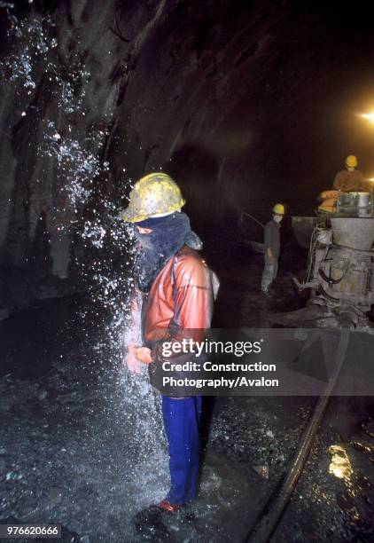 Using a water inflow for a clean-up shower in the rock tunnel for the Pinglin highway tunnel project in Taiwan.